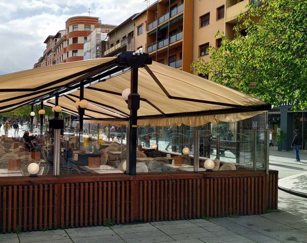Mercado de Atarazanas: Sumérgete en la esencia de la gastronomía malagueña en este mercado histórico, donde encontrarás productos frescos de la tierra y el mar. No te pierdas la oportunidad de probar las aceitunas aloreñas, el queso de cabra malagueño y los boquerones victorianos.